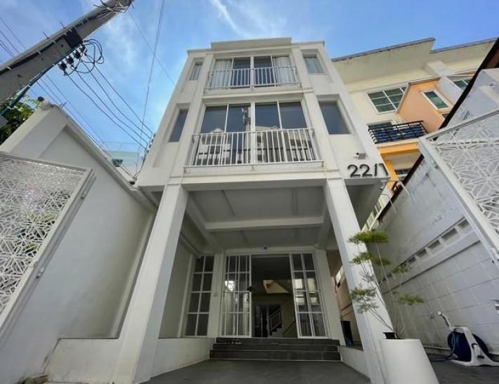 ขายอาคารพาณิชย์ 3 ชั้น มีดาดฟ้า วิภาวดีซอย 2 ใกล้มหาวิทยาลัยหอการค้าไทย